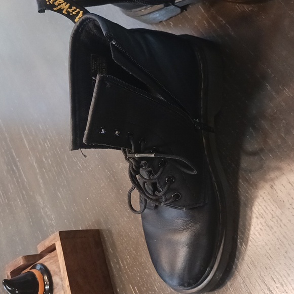 Doc Martens, big kids size 5, eight hole - Picture 2 of 5